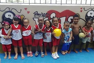Crianças sorrindo no Projeto Vida